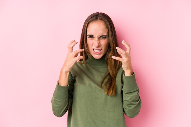 Jeune femme caucasienne posant bouleversé isolé criant avec des mains tendues.