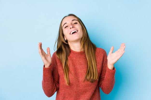 Jeune femme caucasienne posant isolé joyeux rire beaucoup. Concept de bonheur.