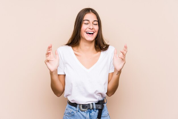 Jeune femme caucasienne posant isolé joyeux rire beaucoup. Concept de bonheur.