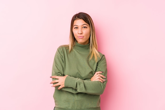 Jeune femme caucasienne posant isolé malheureux à la recherche à huis clos avec une expression sarcastique.