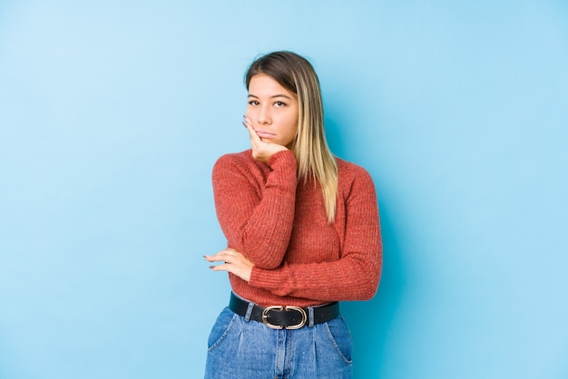 Jeune femme caucasienne posant isolé qui s'ennuie, fatigué et a besoin d'une journée de détente.