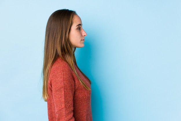 Jeune femme caucasienne posant isolé regardant à gauche, pose de côté.