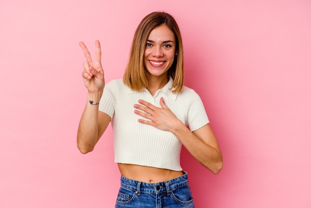 Jeune femme caucasienne prêtant serment, mettant la main sur la poitrine.