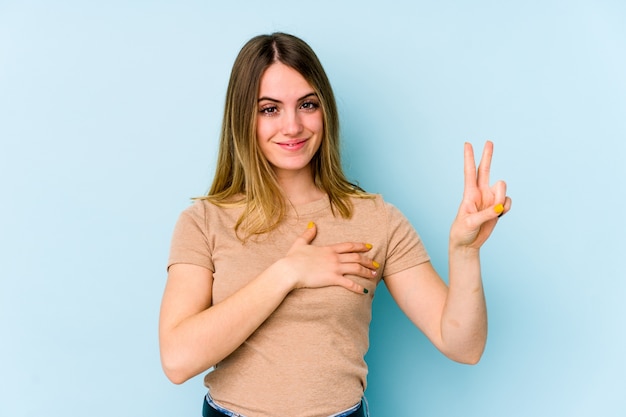 Jeune femme caucasienne prêtant serment, mettant la main sur la poitrine.