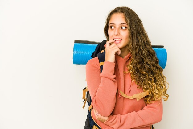 Jeune femme caucasienne prête pour un voyage isolé pensée détendue sur quelque chose en regardant un espace de copie.