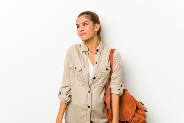 Jeune femme caucasienne prête pour un voyage rêvant d'atteindre les objectifs et les buts