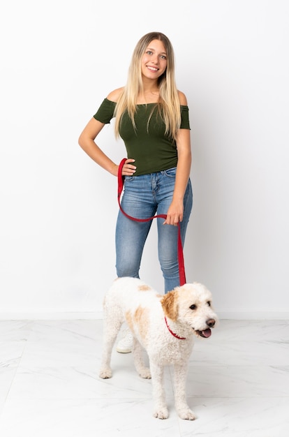 Jeune femme caucasienne, promener le chien