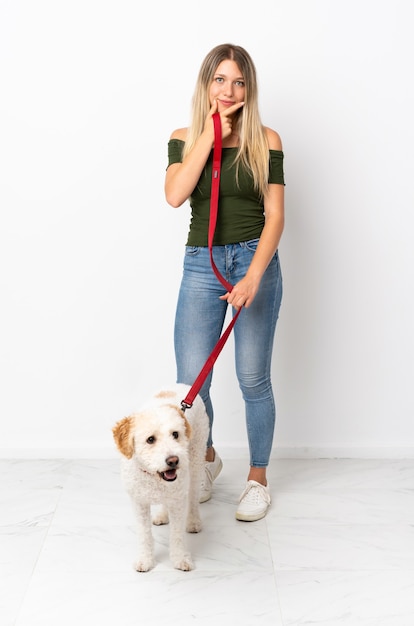 Jeune femme caucasienne, promener le chien