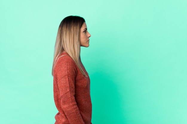 Jeune femme caucasienne regardant à gauche, pose de côté.