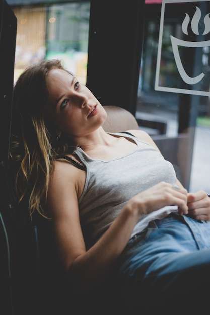 Jeune femme caucasienne relaxante dans un café