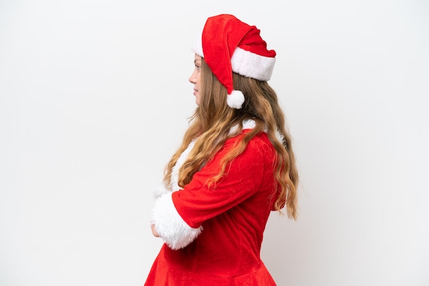 Jeune femme caucasienne avec robe de Noël isolée sur fond blanc en position latérale