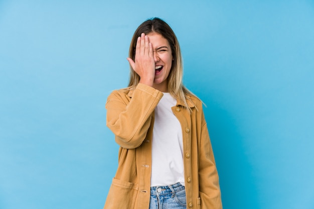 Jeune Femme Caucasienne S'amuser Couvrant La Moitié Du Visage Avec La Paume.