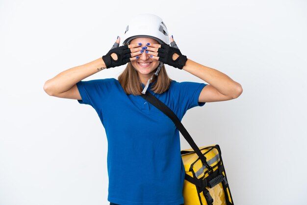 Jeune femme caucasienne avec sac à dos thermique isolé sur fond blanc couvrant les yeux par les mains