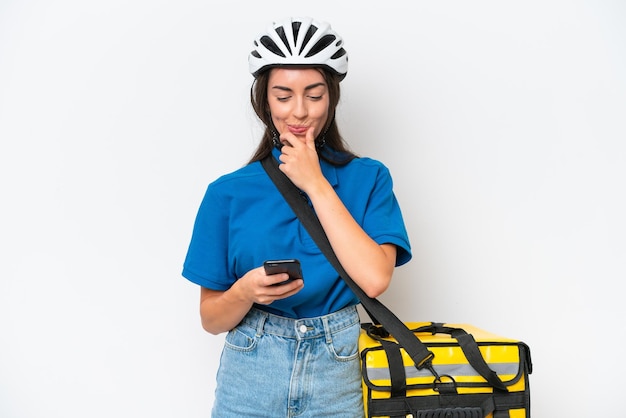 Jeune femme caucasienne avec sac à dos thermique isolé sur fond blanc