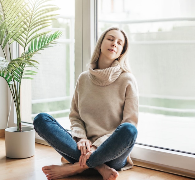 Jeune femme caucasienne se détend à la maison