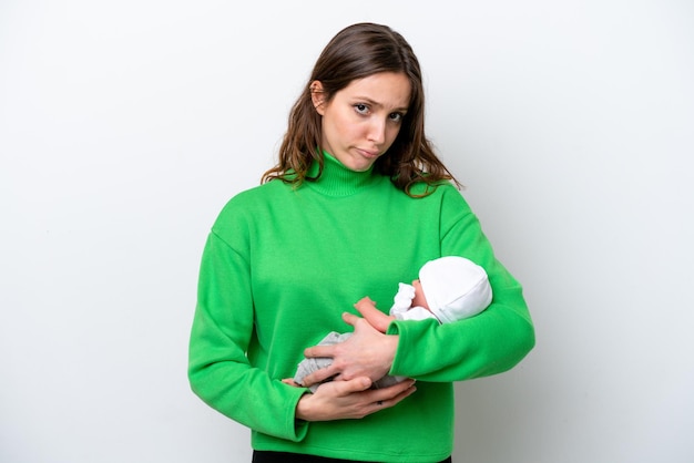 Jeune femme caucasienne avec son bébé mignon isolé sur fond blanc avec une expression triste