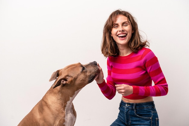 Jeune femme caucasienne avec son chien isolé sur fond blanc