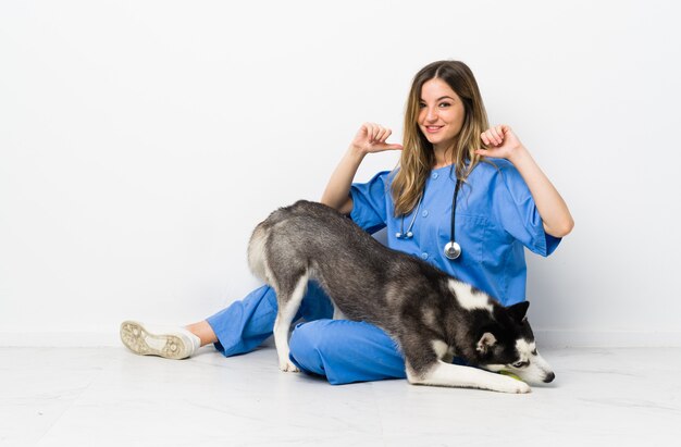 Jeune femme caucasienne avec son chien