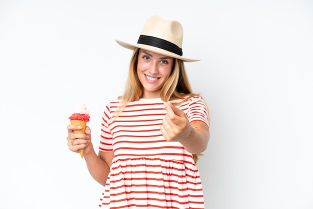 Jeune femme caucasienne tenant une glace au cornet isolée sur fond blanc faisant un geste d'argent