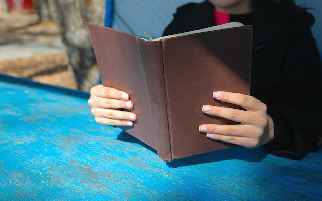 Une jeune femme caucasienne tenant un livre