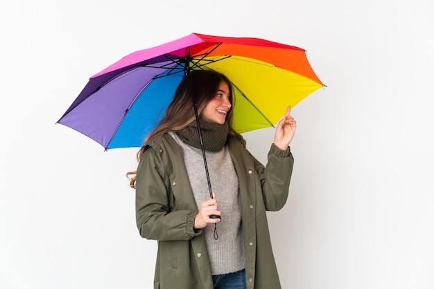 Jeune femme caucasienne tenant un parapluie isolé sur fond blanc pointant vers le haut une excellente idée