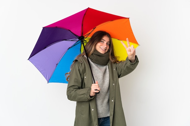 Jeune femme caucasienne tenant un parapluie isolé