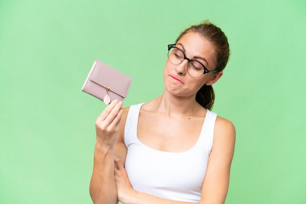 Jeune femme caucasienne tenant un portefeuille sur fond isolé avec une expression triste