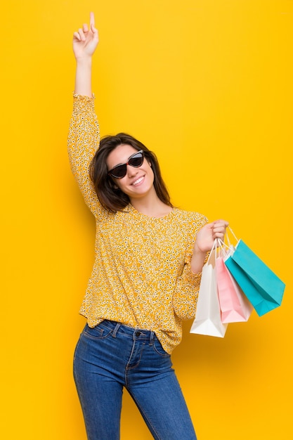 Jeune femme caucasienne va faire du shopping