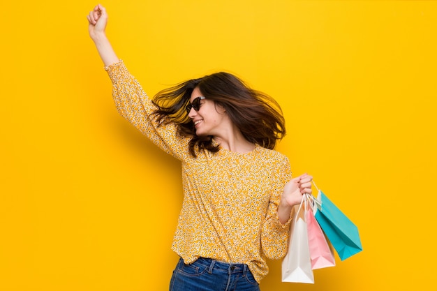 Jeune femme caucasienne va faire du shopping