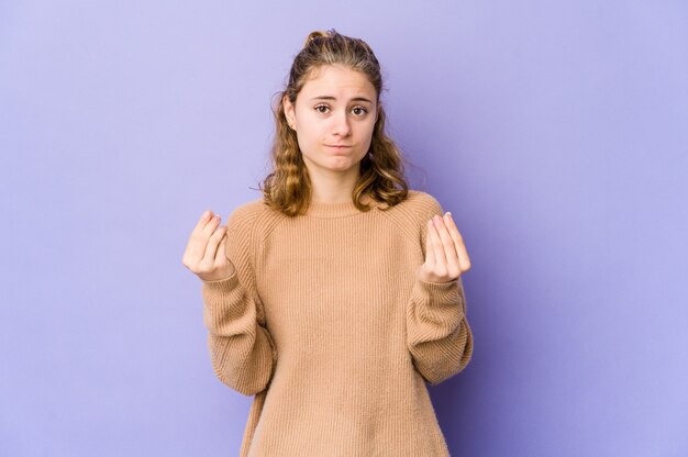 Jeune femme caucasienne sur violet montrant qu'elle n'a pas d'argent.