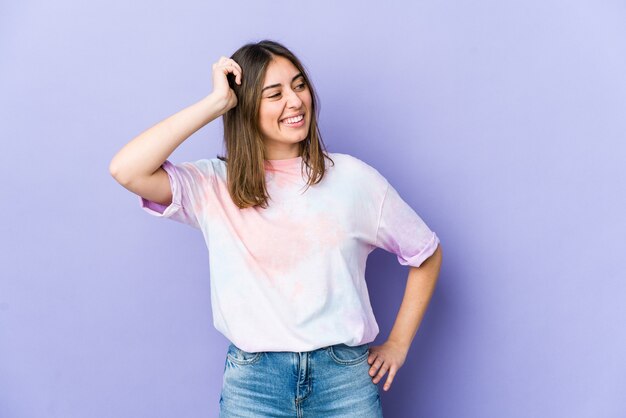 Jeune femme célébrant une victoire, passion et enthousiasme, expression heureuse