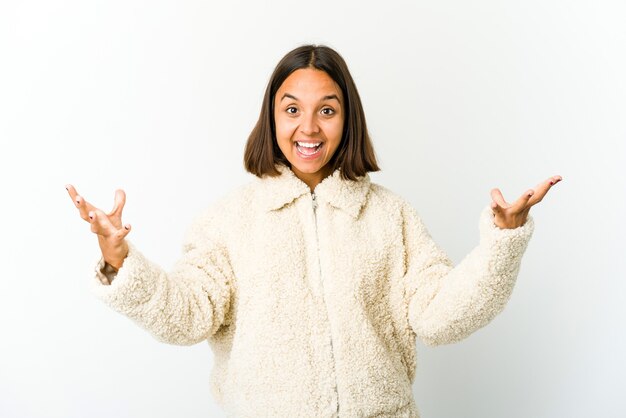 Jeune femme célébrant une victoire ou un succès, elle est surprise et choquée