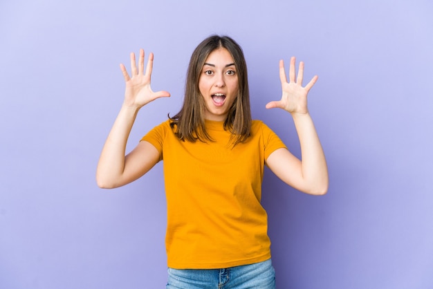 Jeune femme célébrant une victoire ou un succès