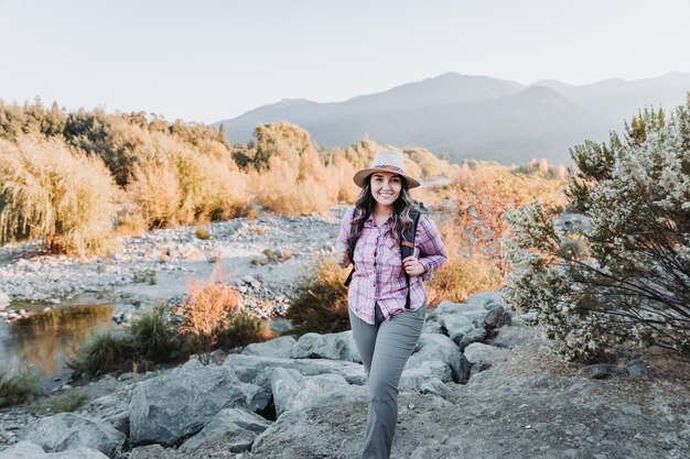 Jeune femme célibataire voyageant avec un sac à dos en faisant du trekking pour explorer la nature