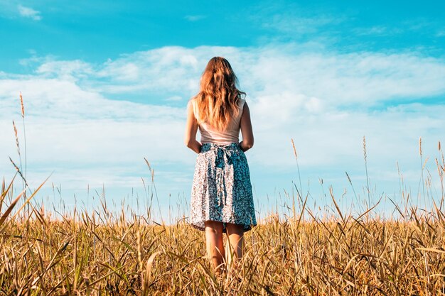 Jeune femme sur un champ de blé