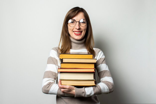 Jeune, femme, chandail, lunettes, tenue, pile, livres