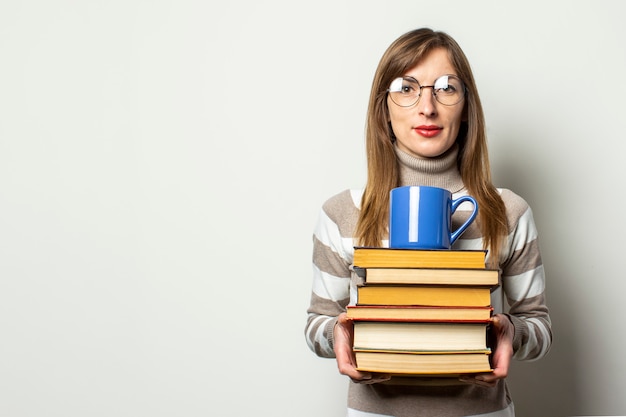 Jeune, femme, chandail, lunettes, tenue, pile, livres