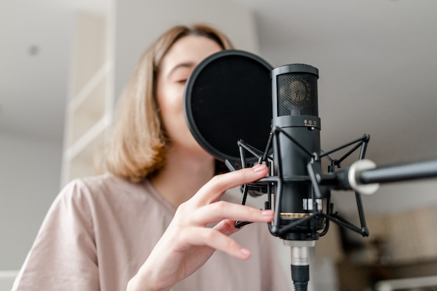 Jeune femme, chant, dans, microphone, gros plan