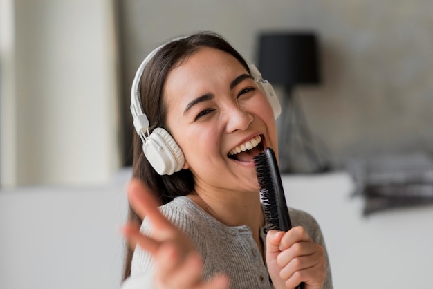 Jeune femme, chant