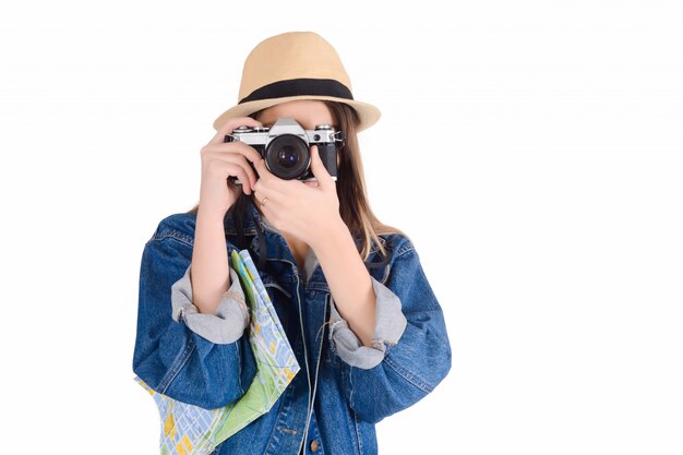 Jeune femme en chapeau d&#39;été avec appareil photo vintage.