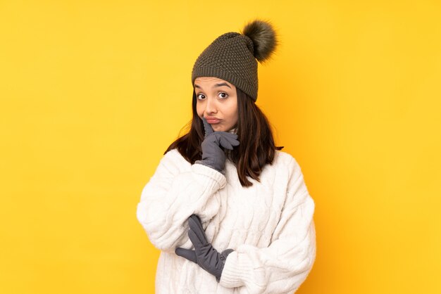 Jeune femme, à, chapeau hiver, isolé