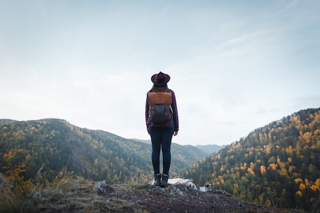 Jeune, femme, chapeau, sommet montagne