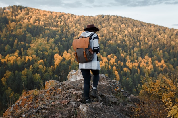 Jeune, femme, chapeau, sommet montagne