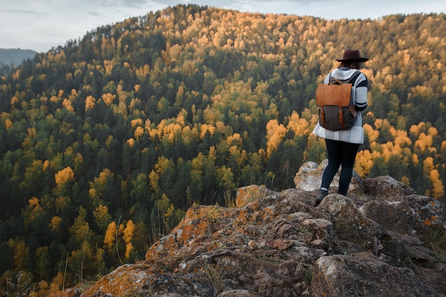 Jeune, femme, chapeau, sommet montagne