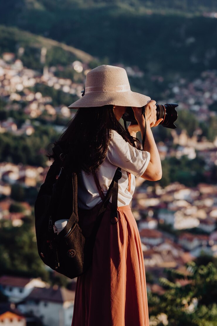 Photo une jeune femme avec un chapeau en train de photographier