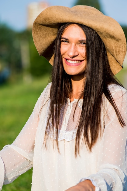 Jeune, femme, chapeau