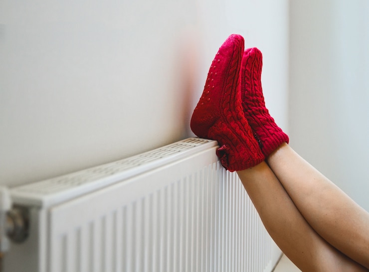 Photo une jeune femme en chaussettes tricotées chaudes et confortables