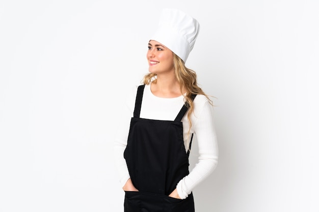 Jeune femme chef brésilien isolé à côté