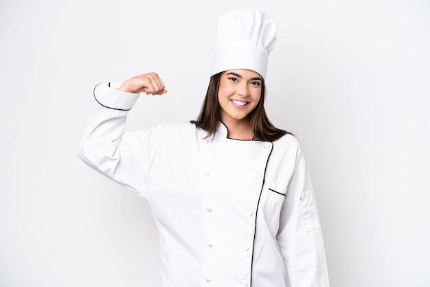 Jeune femme chef brésilienne isolée sur fond blanc faisant un geste fort