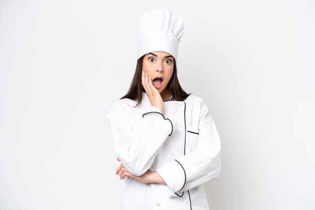 Jeune femme chef brésilienne isolée sur fond blanc surprise et choquée en regardant à droite